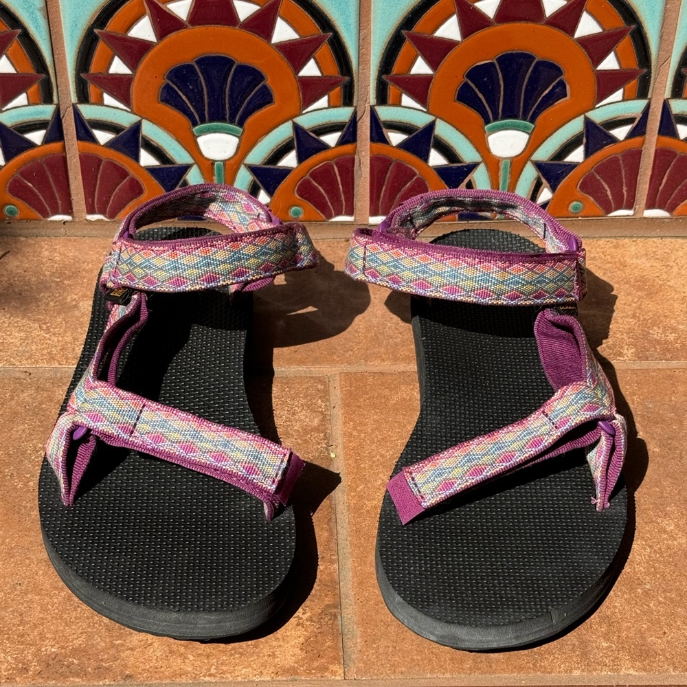 11 Women’s Teva OG Universal Sandals Magenta and Black gently used ($60 retail)